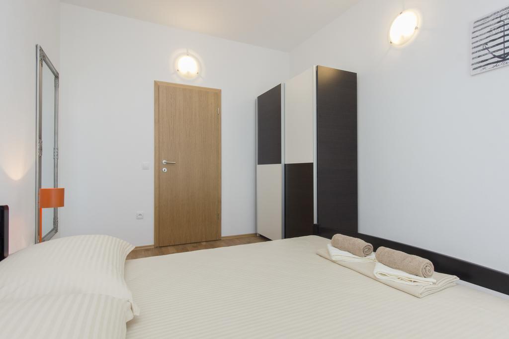 Apartments Zoran Pirovac Eksteriør bilde