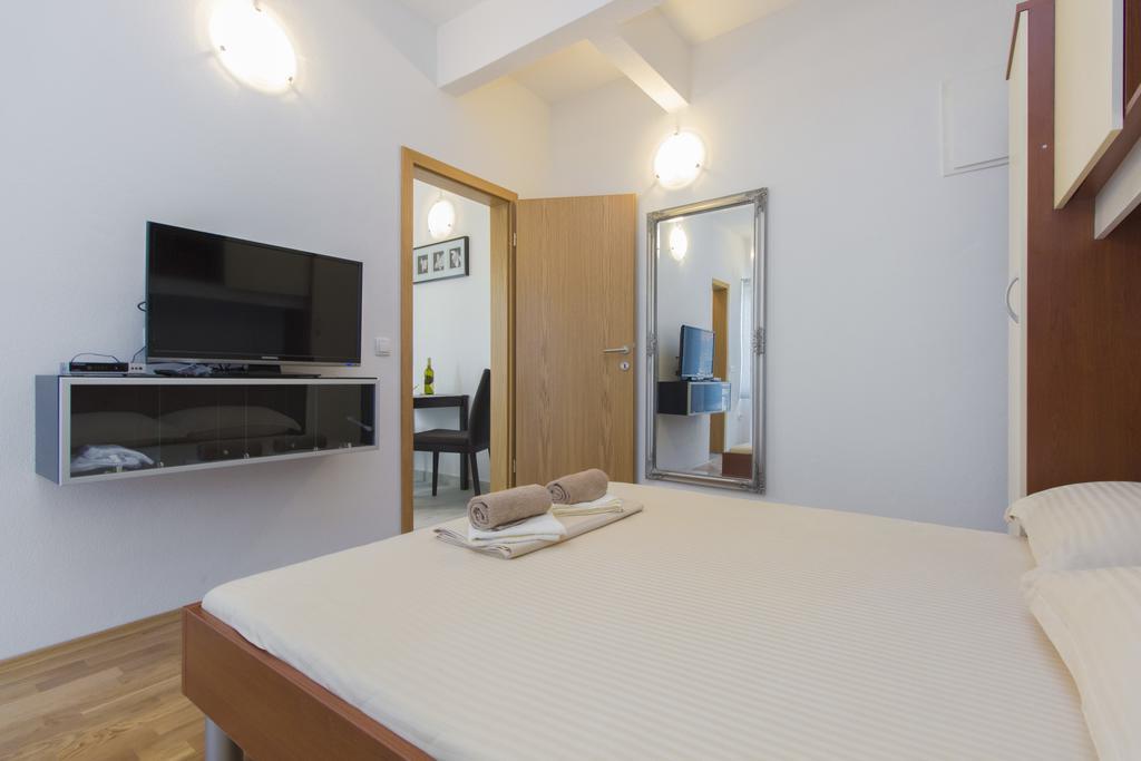 Apartments Zoran Pirovac Eksteriør bilde